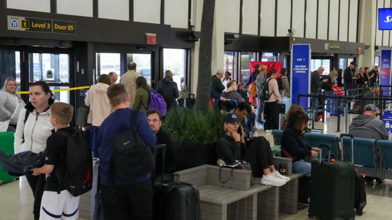 El caos aeroportuario de Newark frustra a las aerolíneas y preocupa a los viajeros