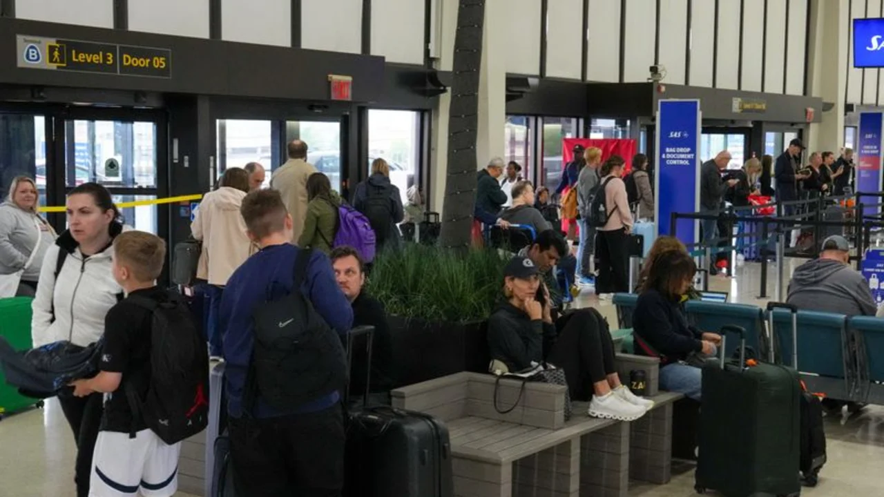 El caos aeroportuario de Newark frustra a las aerolíneas y preocupa a los viajeros