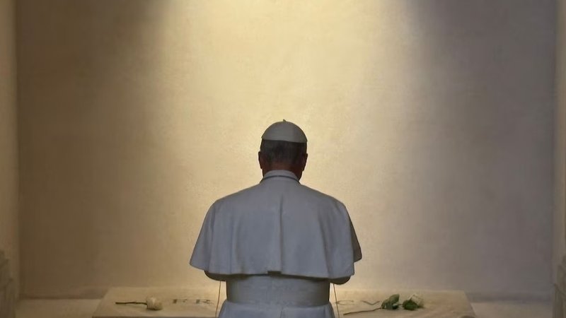 El papa León XIV, en su visita a la tumba de Francisco.