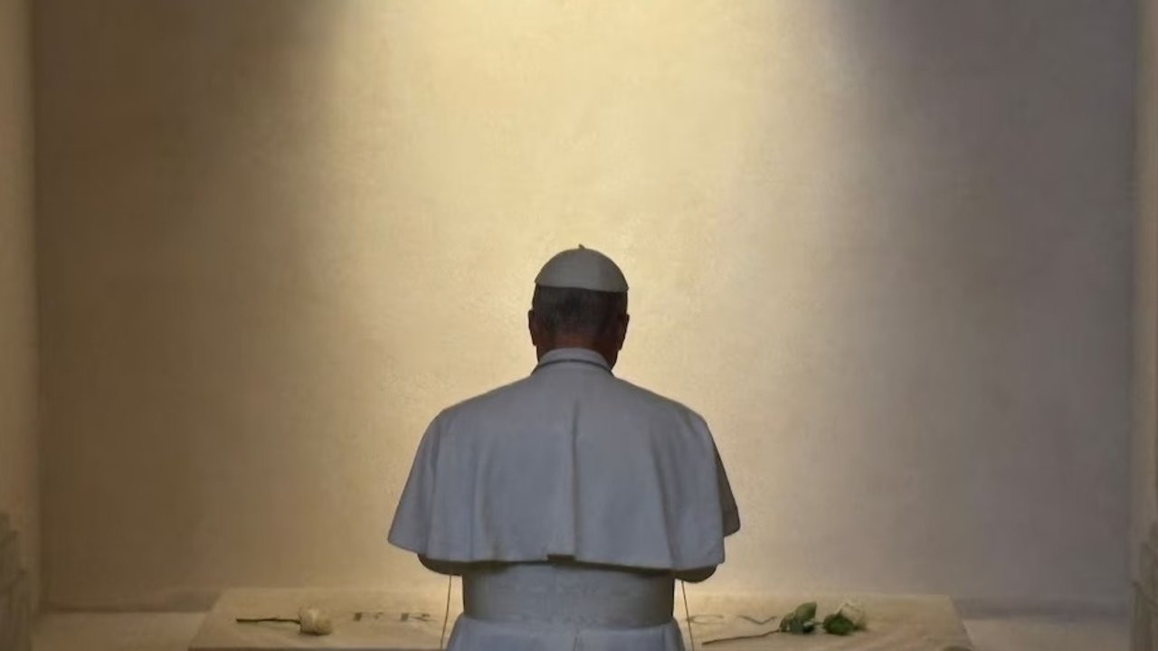 El papa León XIV, en su visita a la tumba de Francisco.