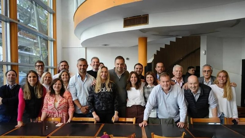 Adorni recorrió Caballito y Belgrano con Karina y el gabinete