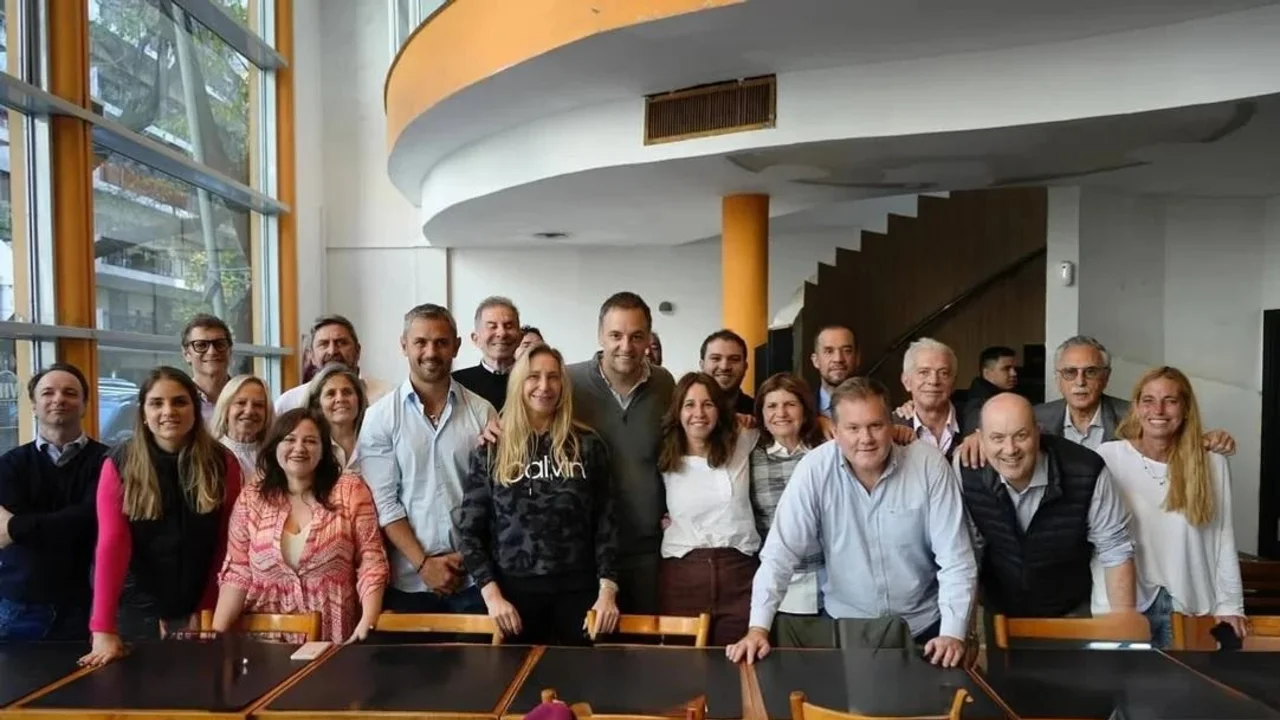 Adorni recorrió Caballito y Belgrano con Karina y el gabinete