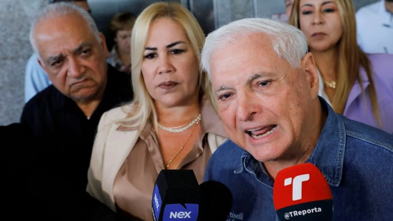 Panamá dice otorgó salvoconducto a expresidente Martinelli para viajar asilado a Colombia