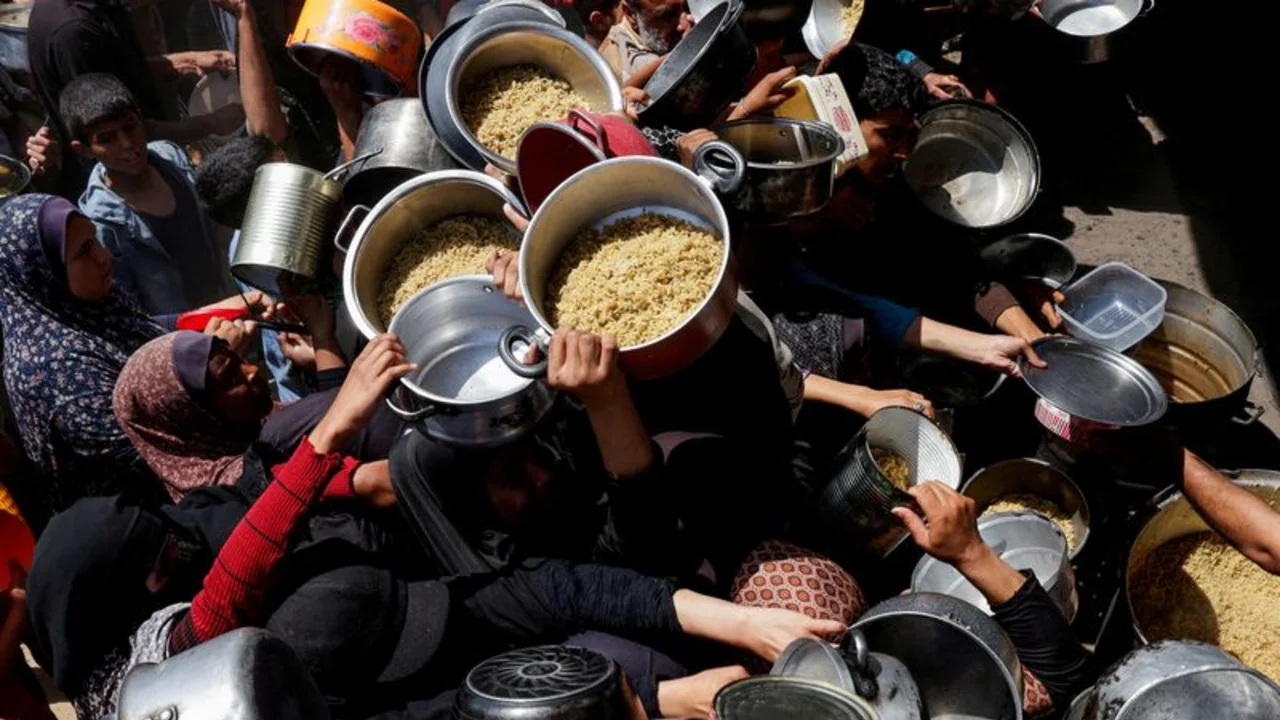 Toda la población de Gaza se enfrenta a un riesgo crítico de hambruna, según un observatorio