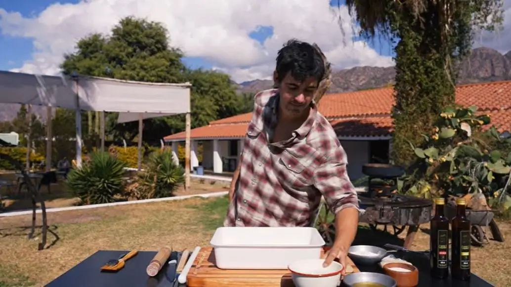 Laucha Luchetti haciendo la mejor receta de cocina para hacer empanadas en Argentina.