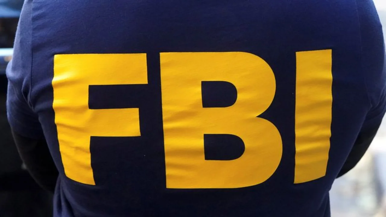 FBI ordenó dar prioridad a casos de inmigración frente a los delitos de guante blanco: fuentes