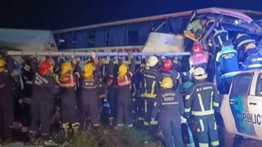 Tragedia en la ruta 3: al menos cuatro muertos tras un choque frontal entre un micro y un camión