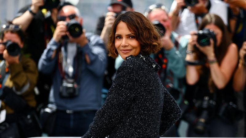Halle Berry tuvo que cambiar de vestido en la alfombra roja de Cannes por el código de vestimenta