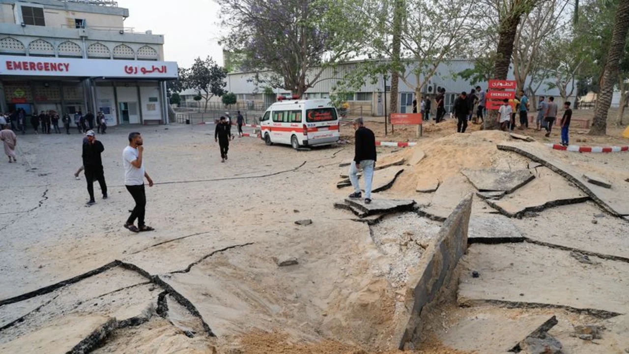 Un ataque israelí contra un hospital de Gaza mata a un periodista herido