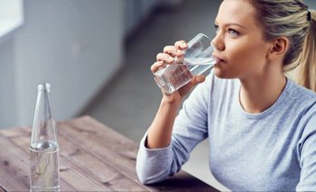 ¿Cuántos litros de agua se deben tomar por día y por qué? | Consejos de salud