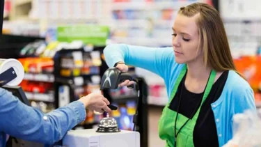 Cuánto cobra un cajero de supermercados Coto en mayo 2025: el salario que gana