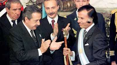 Raúl Alfonsín junto a Carlos Menem. Raúl Alfonsín junto a Carlos Menem.
