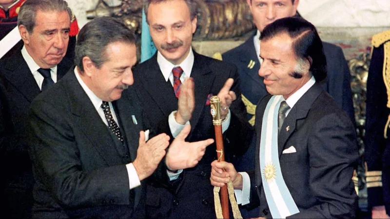 Raúl Alfonsín junto a Carlos Menem.