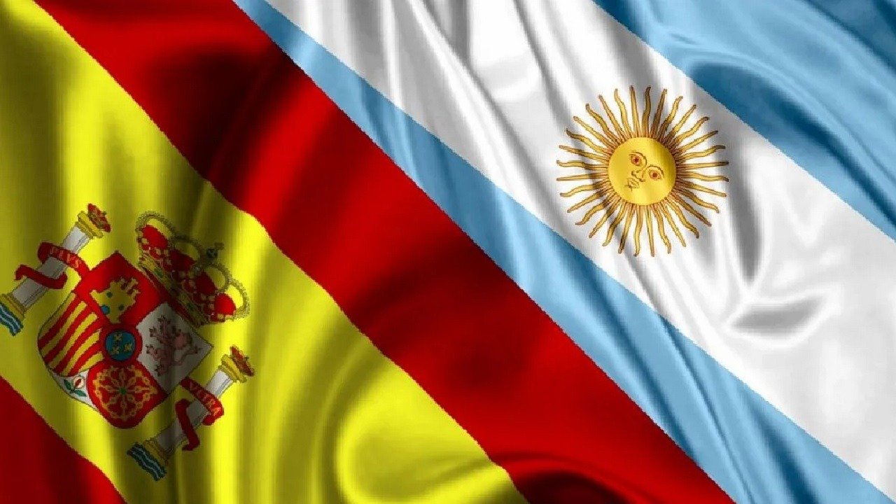 Bandera argentina y española.