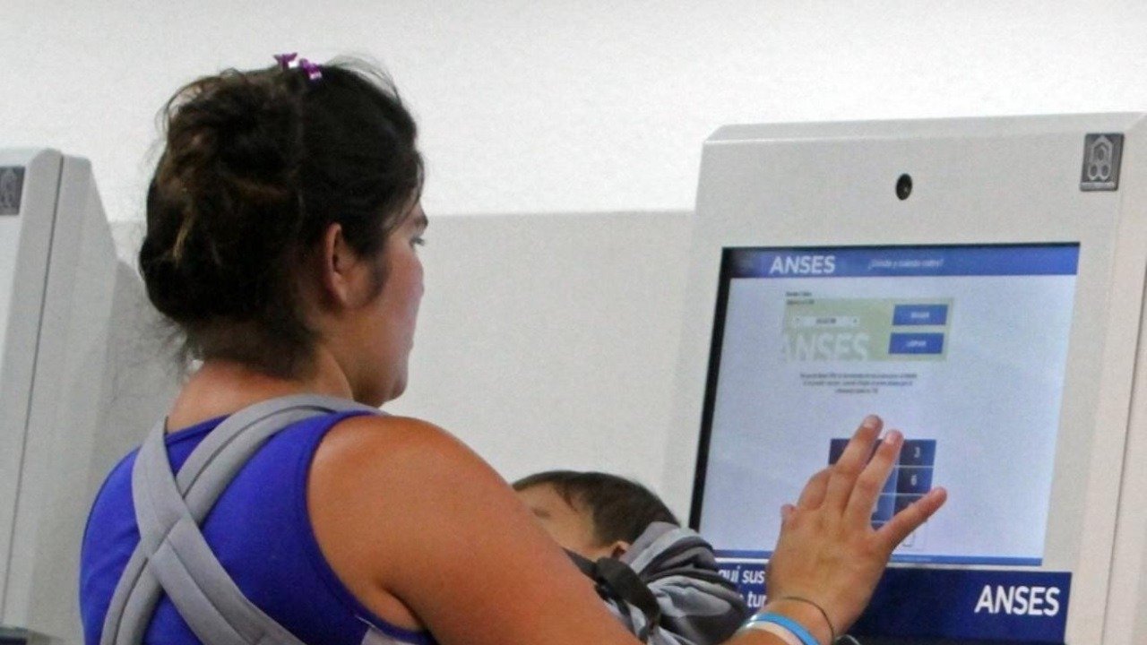 Madre e hija en brazos.