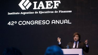 Para Milei, los que fugaron dólares son "héroes" y trató de convencerlos de que no "serán perseguidos" por ARCA