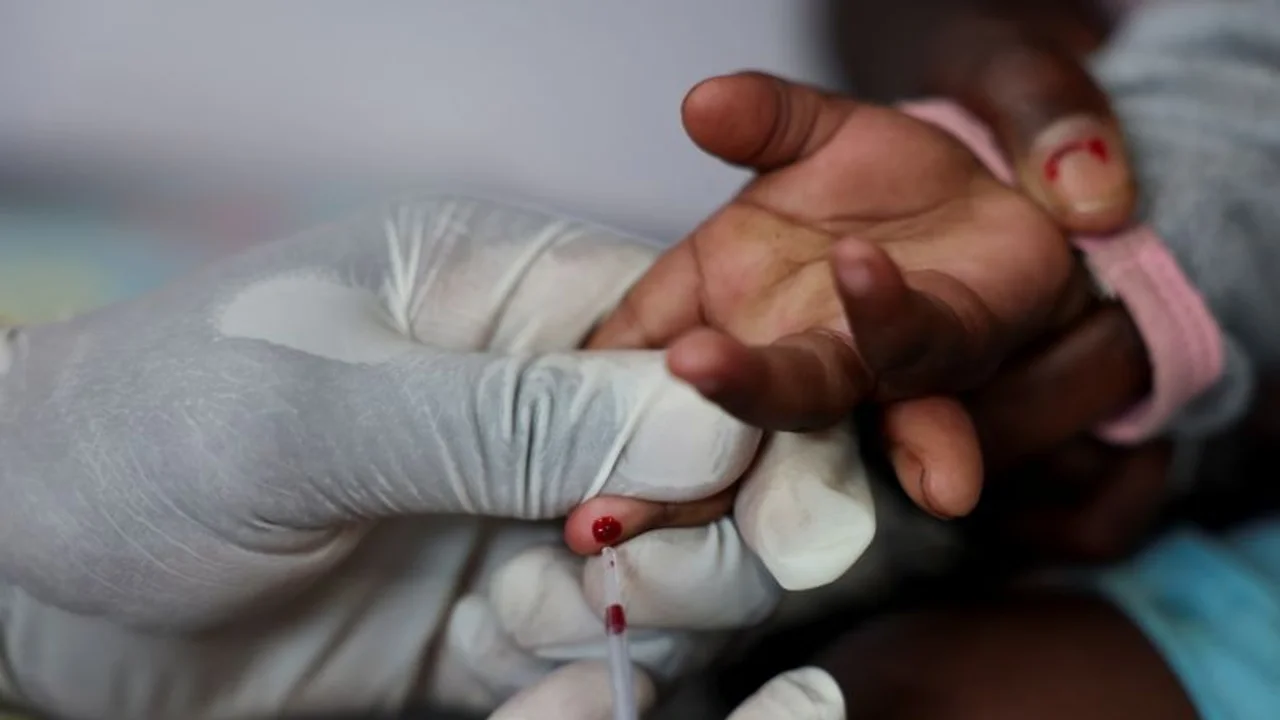 Disminuyen las pruebas del VIH en Sudáfrica tras los recortes de ayuda de EEUU, según datos