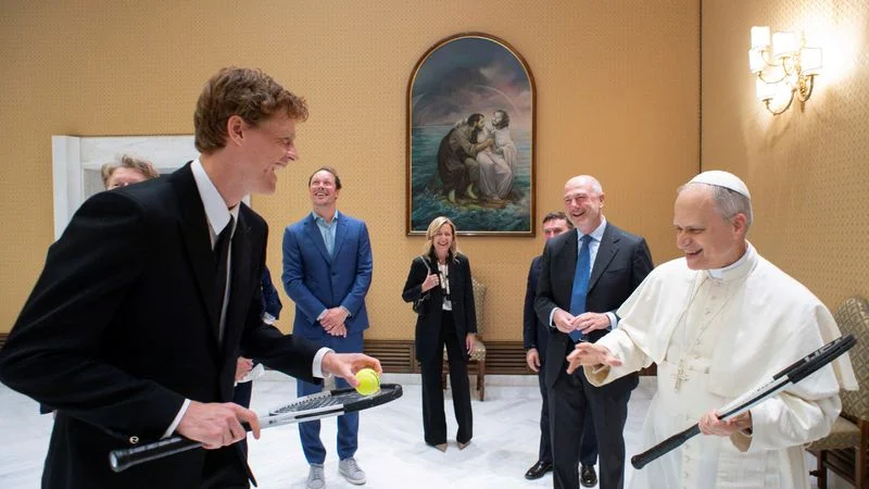 El número 1 del mundo Sinner escucha la confesión tenística del papa León