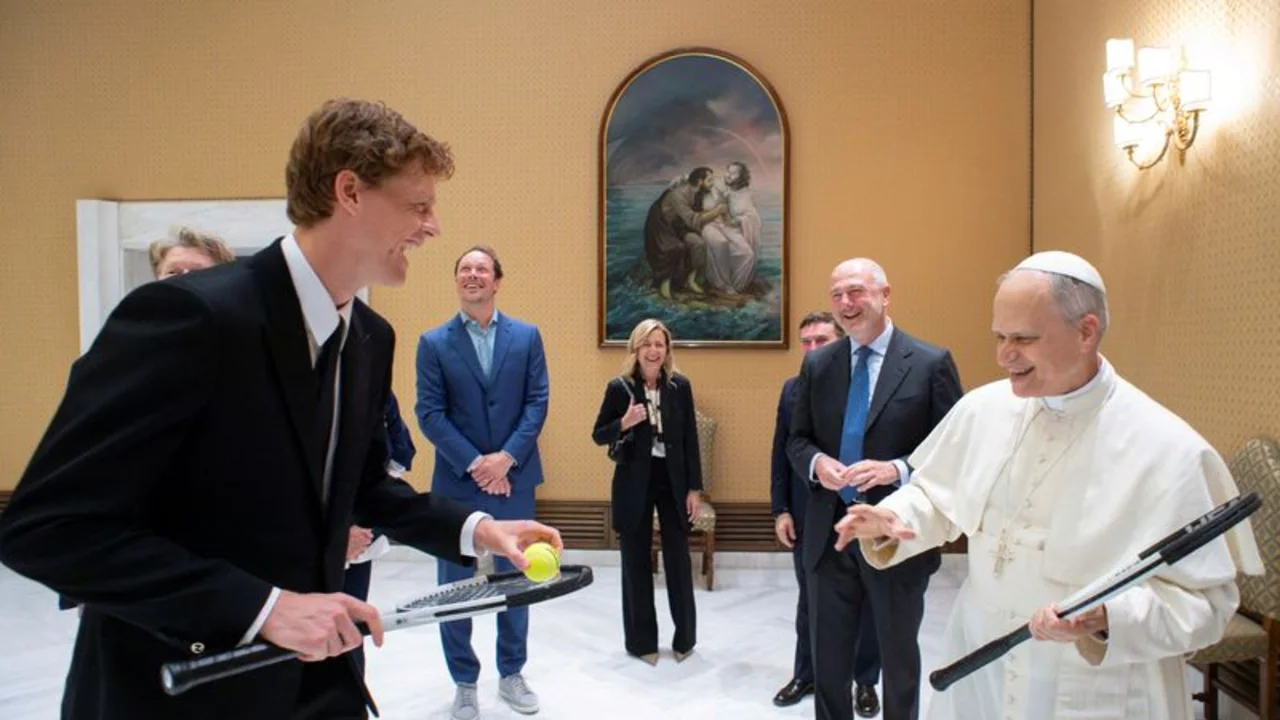 El número 1 del mundo Sinner escucha la confesión tenística del papa León