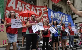 Docentes de Santa Fe realizan un paro contra el ajuste de Pullaro: "Ataque muy fuerte" | Reclamos salariales