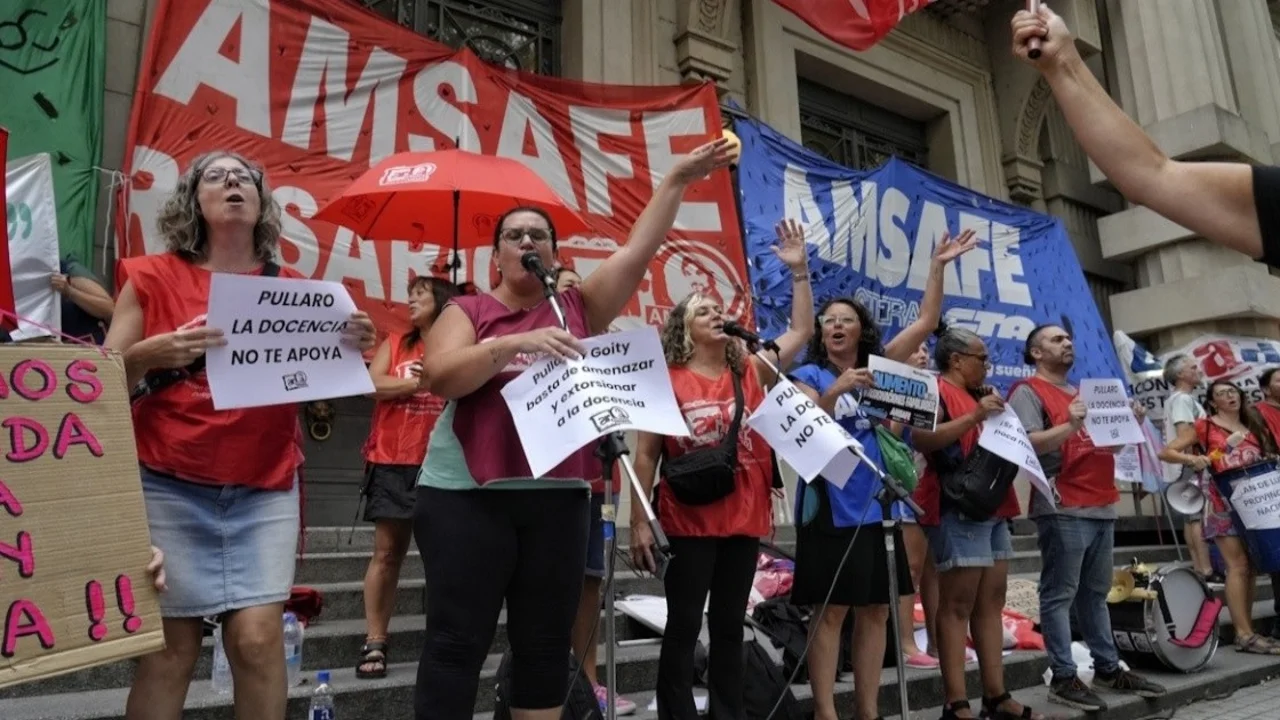 Docentes de Santa Fe realizan un paro de 24 horas contra el ajuste de Pullaro: "Política de ataque muy fuerte"