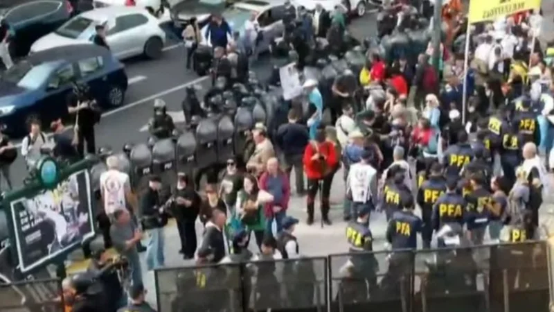 La Policía volvió a reprimir la marcha de jubilados al Congreso