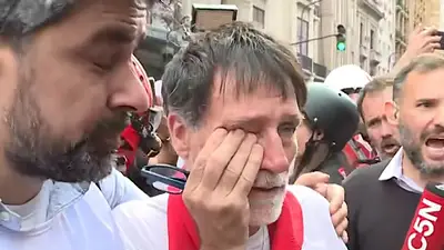 La Policía Federal golpeó y gaseó al padre Paco Olveira: el ataque a los sacerdotes en la marcha de jubilados La Policía Federal golpeó y gaseó al padre Paco Olveira: el ataque a los sacerdotes en la marcha de jubilados
