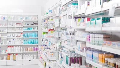 Estantería de una farmacia Estantería de una farmacia