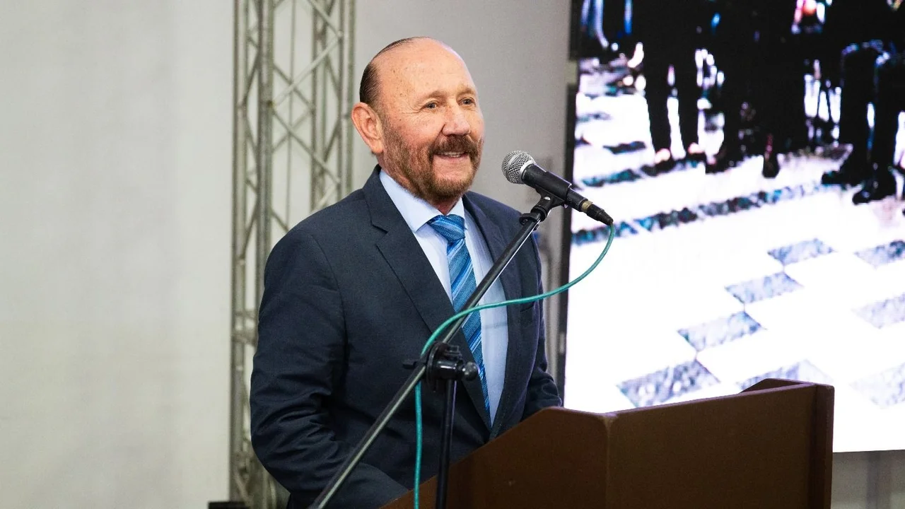 Insfrán apuntó contra Milei y advirtió sobre el fin del federalismo: "Están entregando nuestro país"