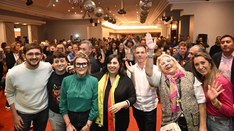Junto a Carrió, Oliveto cerró su campaña: "Voten a quien los va a defender" Junto a Carrió, Oliveto cerró su campaña: "Voten a quien los va a defender"