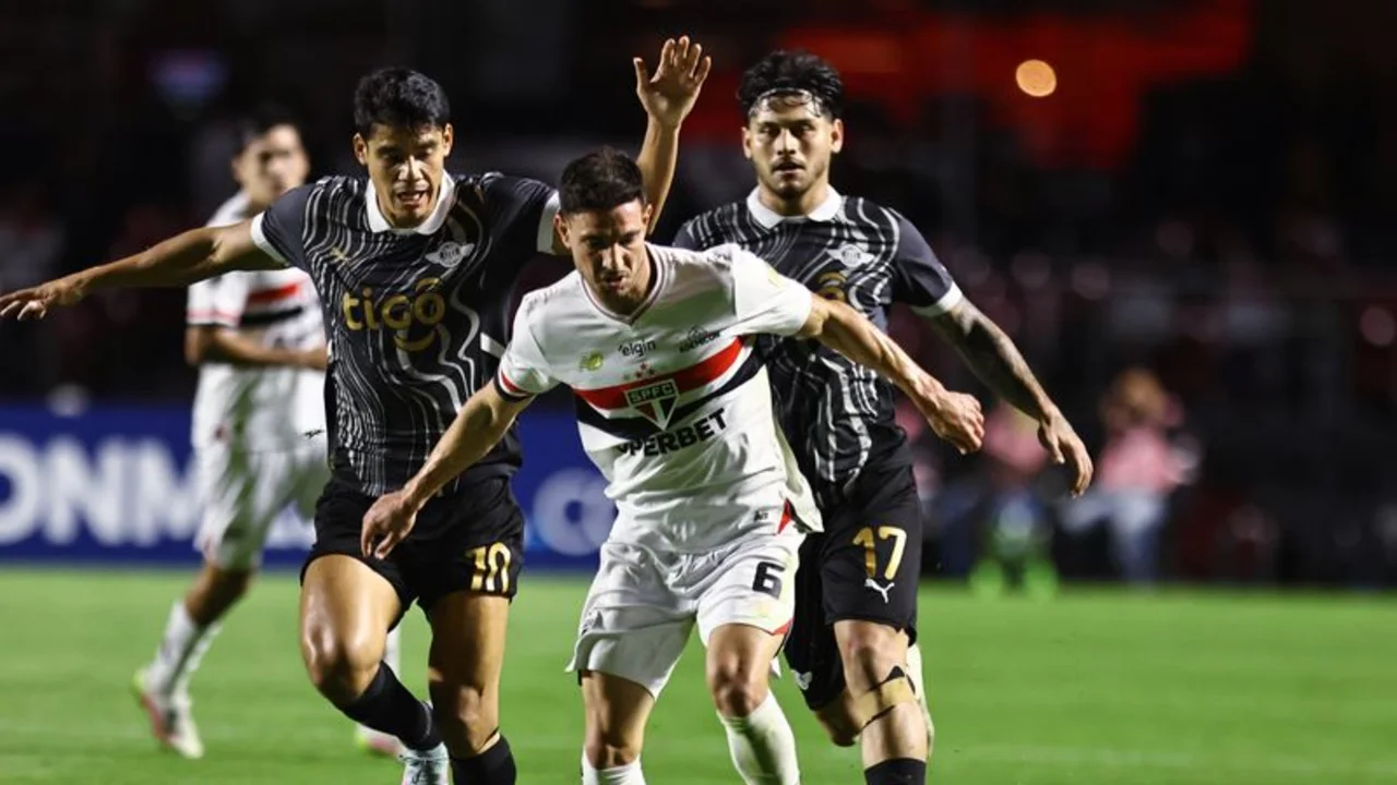 Racing Club golea a Colo-Colo y avanza a octavos; clasifican Vélez Sarsfield, Peñarol y São Paulo