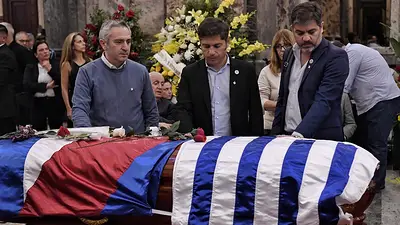 Kicillof pidió perdón en el velorio de Pepe Mujica: “Disculpas por los agravios que lanzó uno de los voceros del Gobierno nacional” Kicillof pidió perdón en el velorio de Pepe Mujica: “Disculpas por los agravios que lanzó uno de los voceros del Gobierno nacional”
