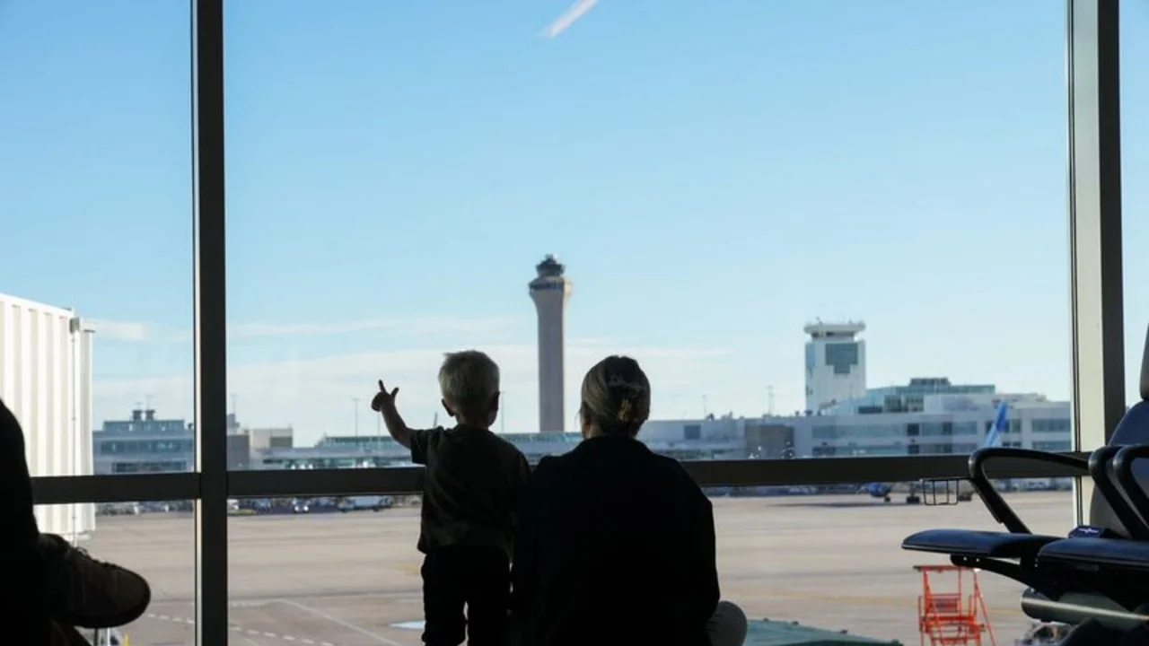 La FAA dice que el tráfico aéreo de Denver perdió brevemente las comunicaciones el lunes