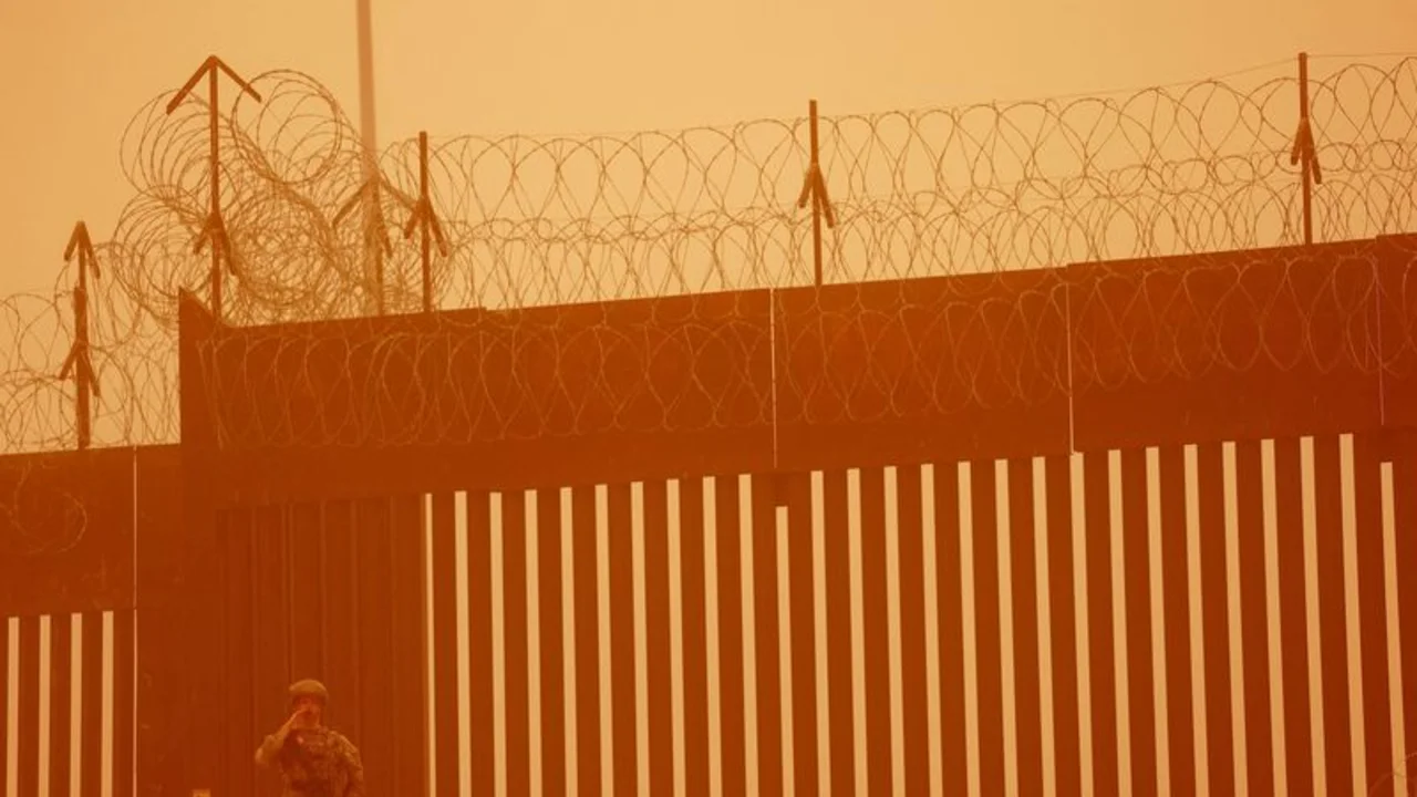 Un juez de EEUU desestima cargos contra migrantes capturados en zona militar