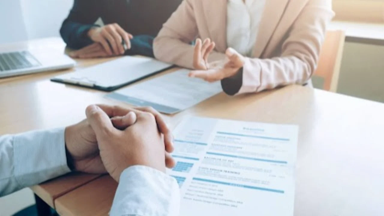 Pantalla de computadora mostrando un software de onboarding empresarial.