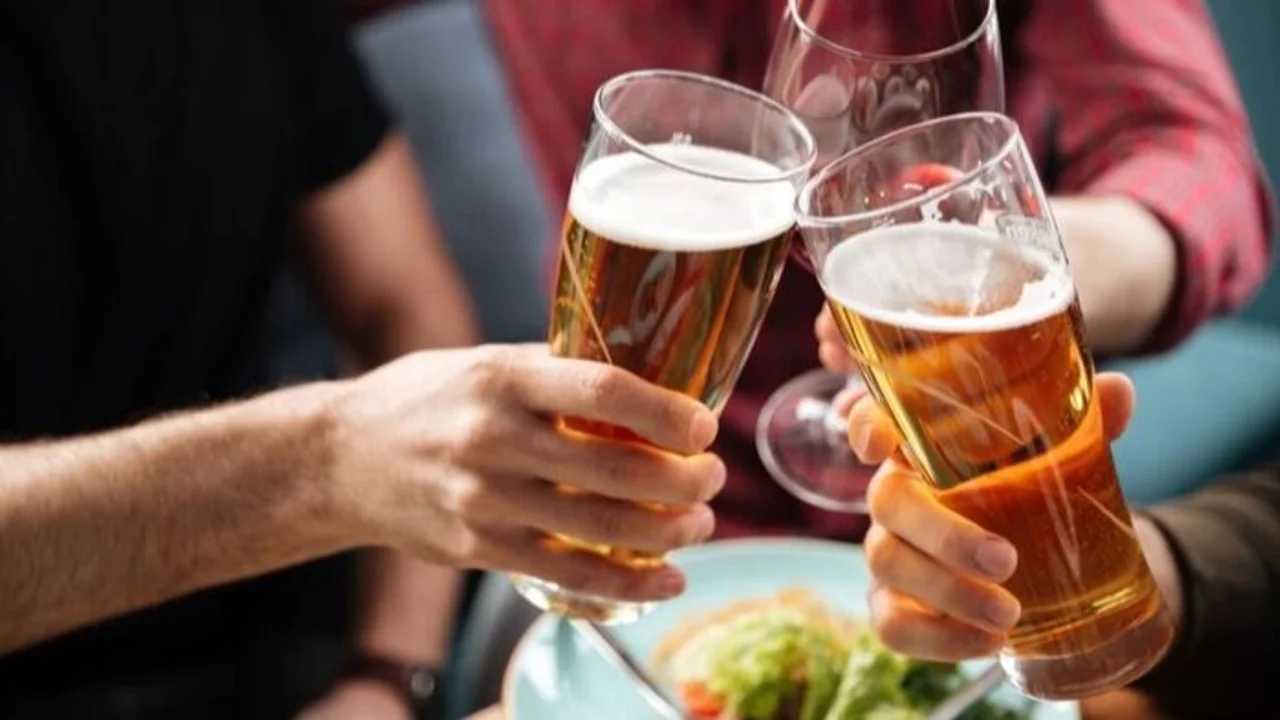 Brindis de cerveza.