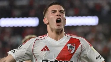 Mastantuono brillante: generó el penal para River, la expulsión rival e hizo el gol del 3-2