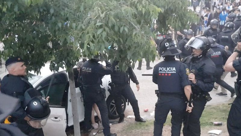 Trece heridos al arrollar un coche a una multitud antes del Espanyol-Barça