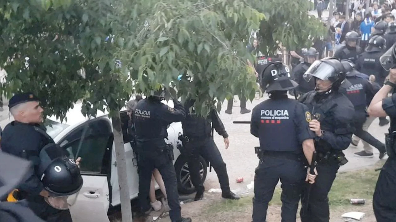 Trece heridos al arrollar un coche a una multitud antes del Espanyol-Barça