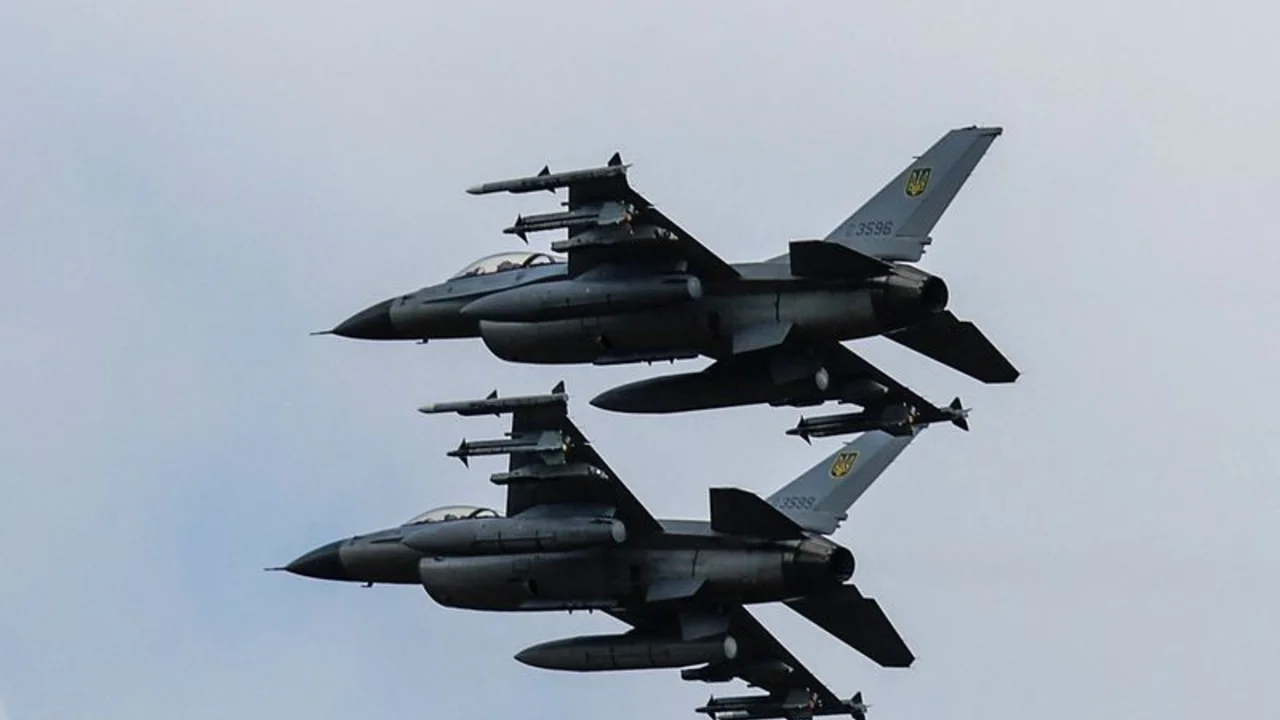 Un piloto se eyecta de un caza F-16 ucraniano tras un incidente, según la Fuerza Aérea