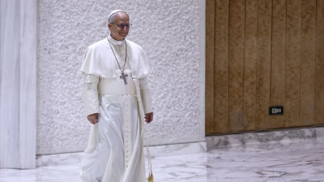 El papa León XIV dice a diplomáticos que se debe respetar la dignidad de los migrantes