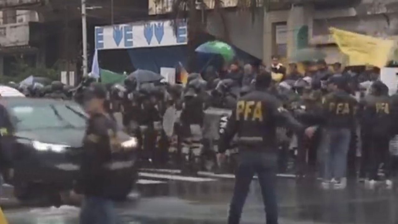 Fuerzas federales reprimieron a colectiveros que protestaron en Puente Pueyrredón