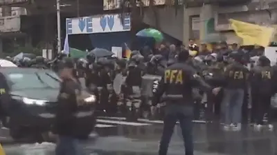 Fuerzas federales reprimieron a colectiveros que protestaron en Puente Pueyrredón Fuerzas federales reprimieron a colectiveros que protestaron en Puente Pueyrredón