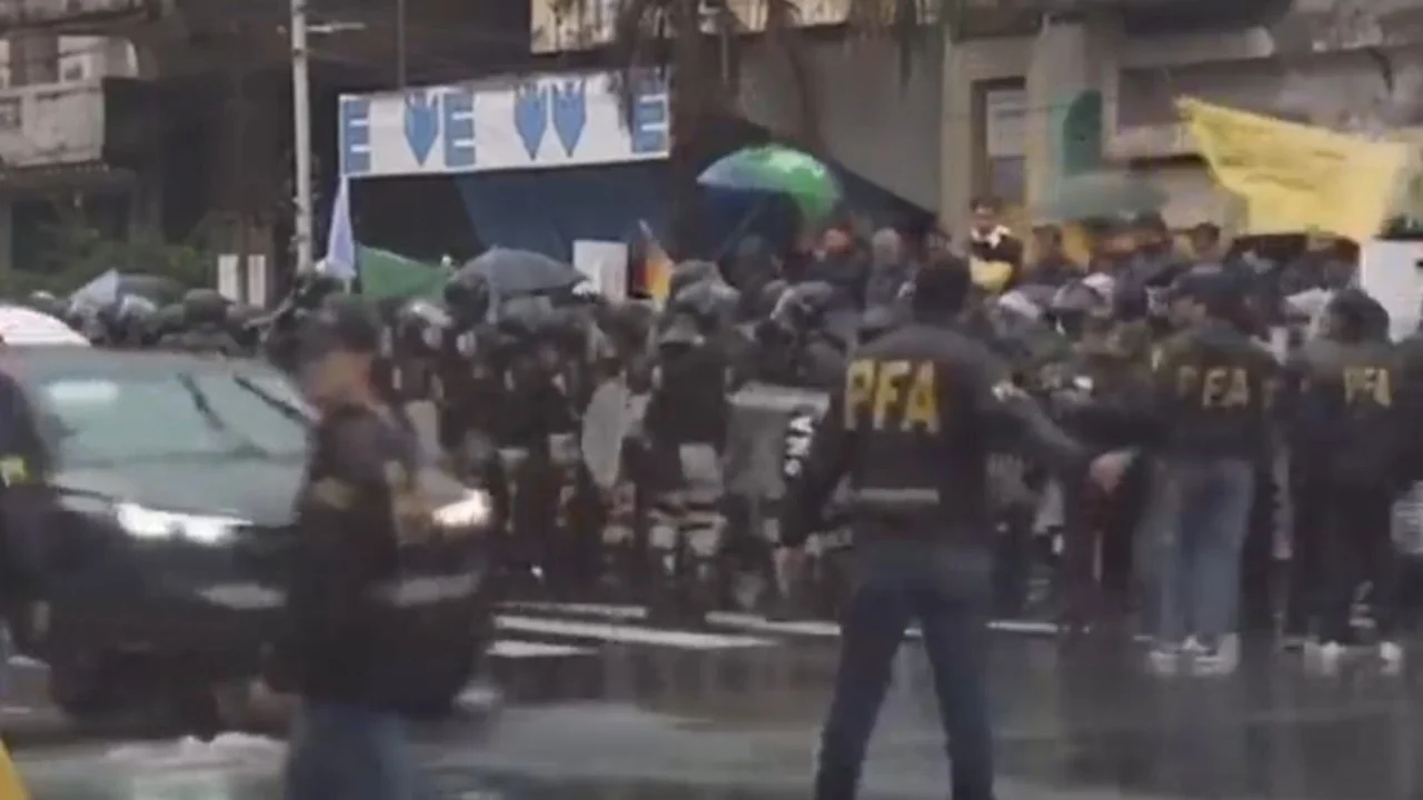 Fuerzas federales reprimieron a colectiveros que protestaron en Puente Pueyrredón