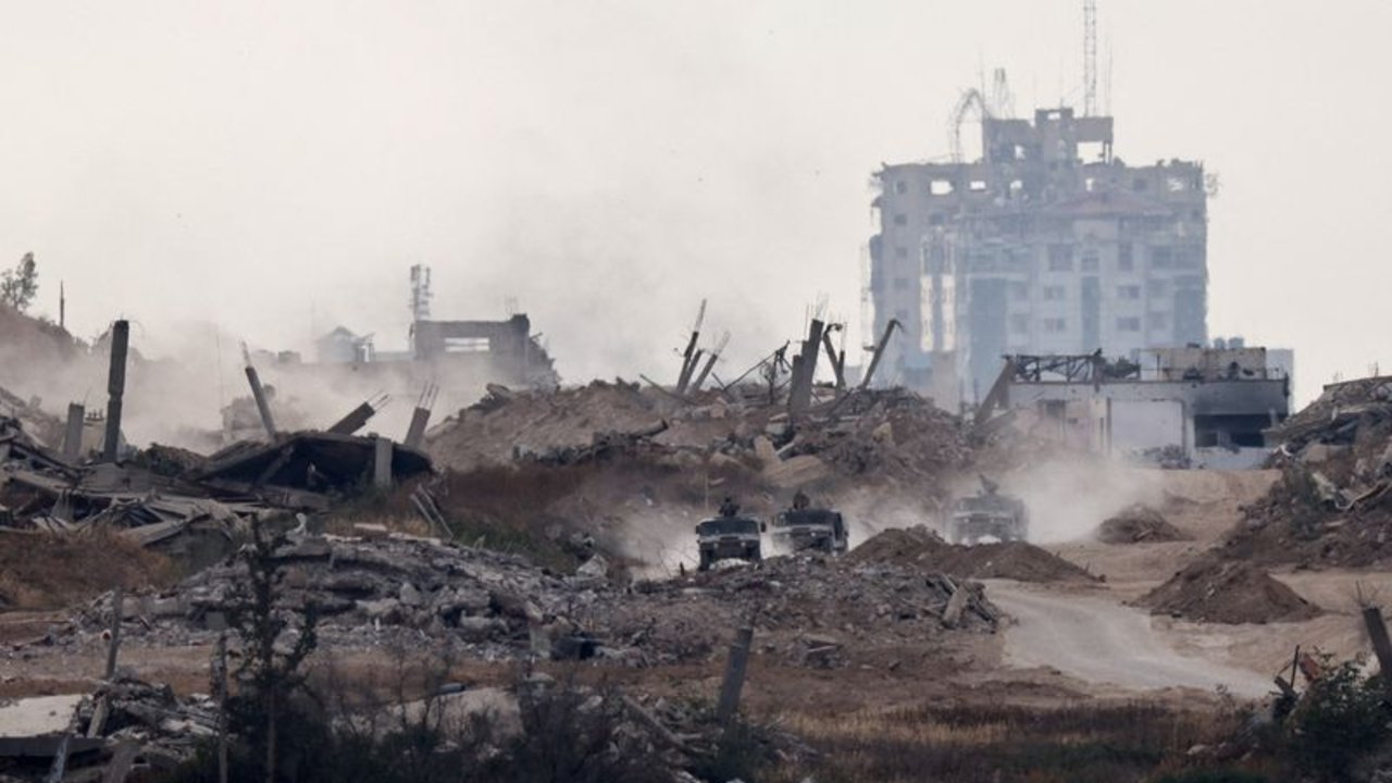 Mortales ataques israelíes golpean Gaza y Trump dice que "la gente se muere de hambre"