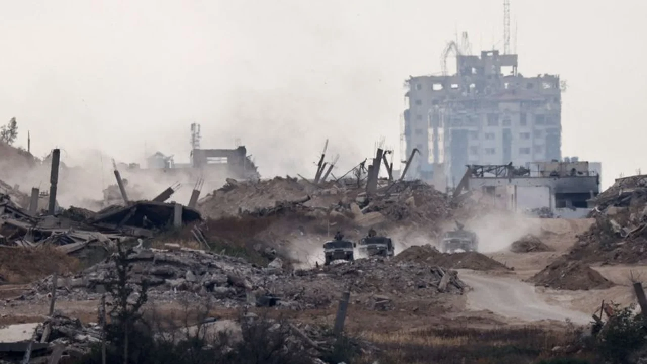 Mortales ataques israelíes golpean Gaza y Trump dice que "la gente se muere de hambre"