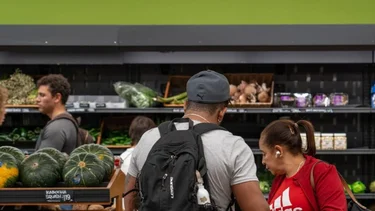 El Gobierno maneja la inflación con salarios pisados y la caída del consumo 