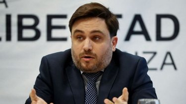 Marra rompió la veda, sorteó US$ 10.000 y acusó al kirchnerismo de "tirarle" el link