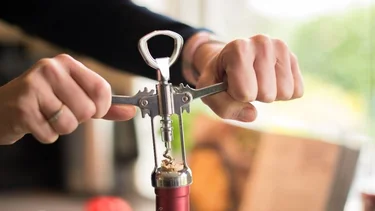 ¿Qué técnicas no se aconsejan usar para abrir un vino?