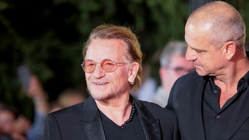 Bono estrena en Cannes un documental de AppleTV+ y critica los recortes de ayuda de EEUU
